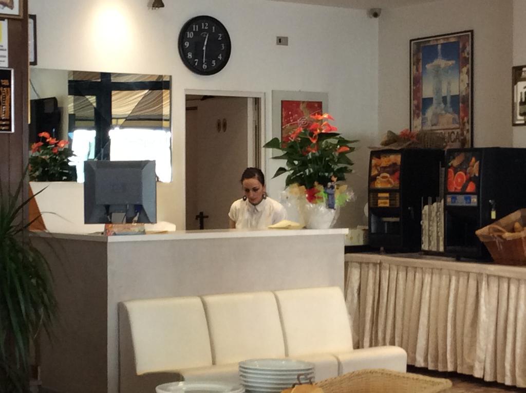 Hotel Granada Cattolica Bagian luar foto