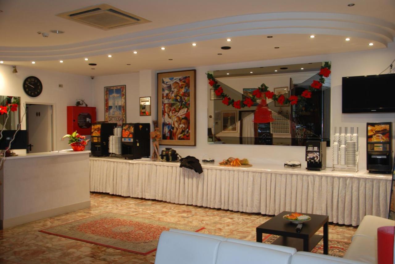 Hotel Granada Cattolica Bagian luar foto